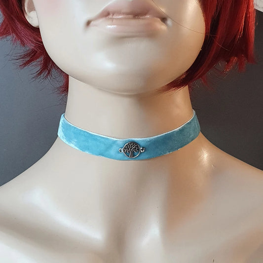 Choker, Kropfband, aus hellblauem Samt mit Baum, Dirndlschmuck