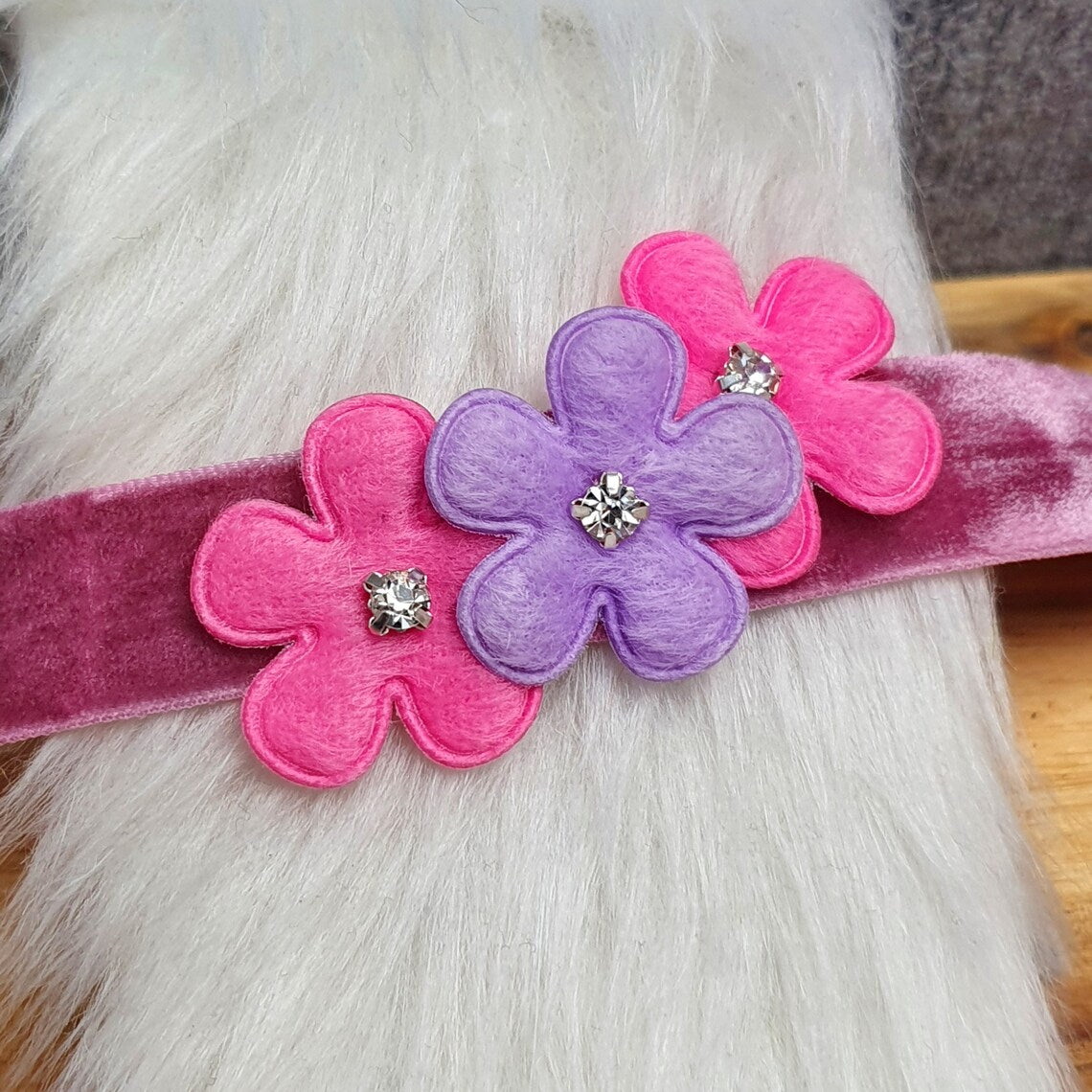 Choker mit Blumentrio, Samt, Pflaume, Halsband, Kropfband, Dirndlschmuck