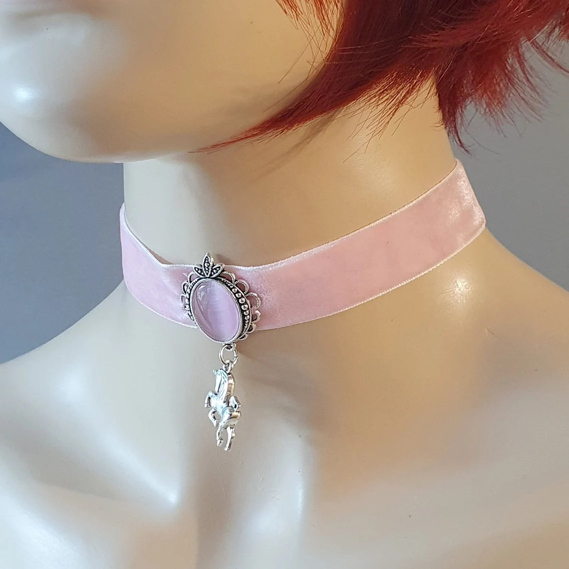 Weicher Choker aus rosa Samt mit Einhorn und Cateye Cabochon
