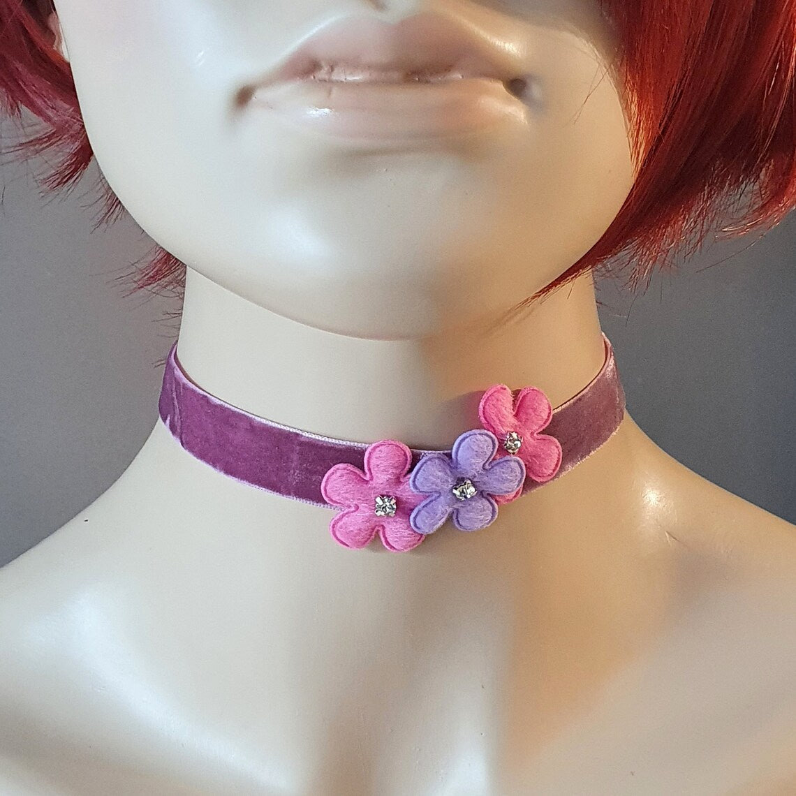 Choker mit Blumentrio, Samt, Pflaume, Halsband, Kropfband, Dirndlschmuck