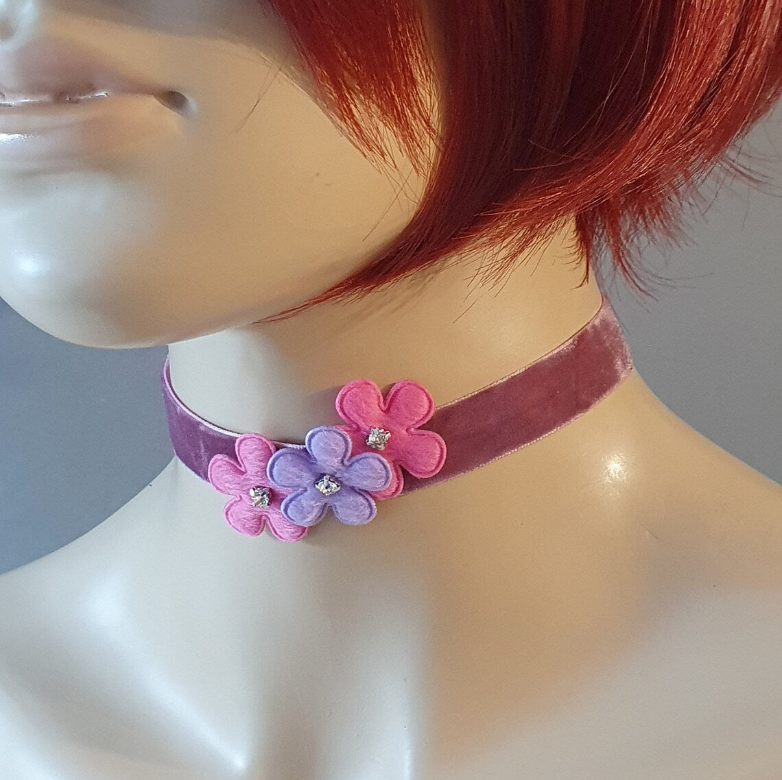 Choker mit Blumentrio, Samt, Pflaume, Halsband, Kropfband, Dirndlschmuck