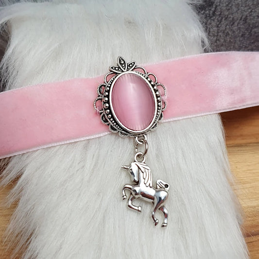 Weicher Choker aus rosa Samt mit Einhorn und Cateye Cabochon