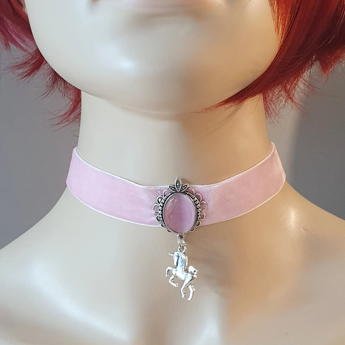 Weicher Choker aus rosa Samt mit Einhorn und Cateye Cabochon