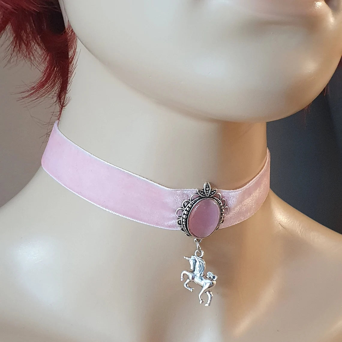 Weicher Choker aus rosa Samt mit Einhorn und Cateye Cabochon