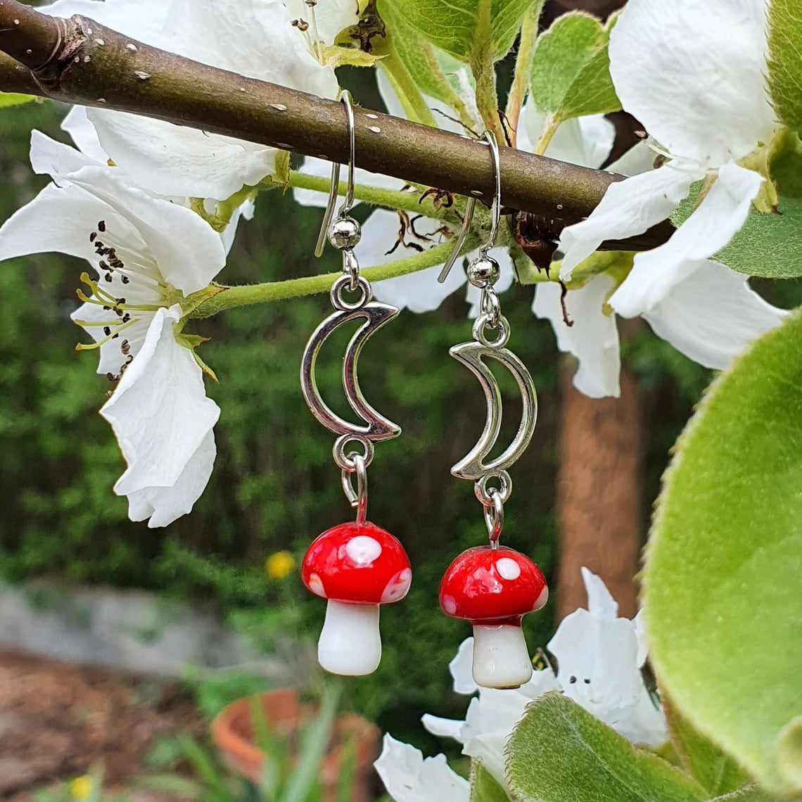Zarte Ohrhänger ~ Tell me a fairytale ~ mit kleinen Fliegenpilzen aus Glas an Edelstahl