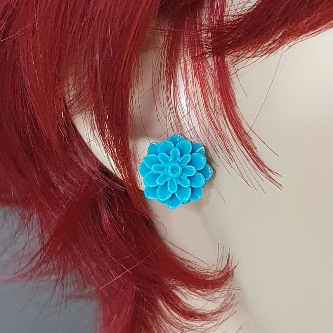 Ohrstecker türkisblaue Dahlienblüte aus Resin