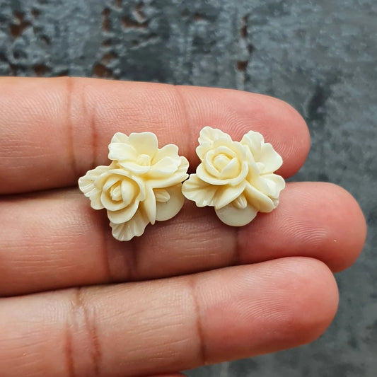 Ohrstecker offene Blüte, Creme Weiß, Resin