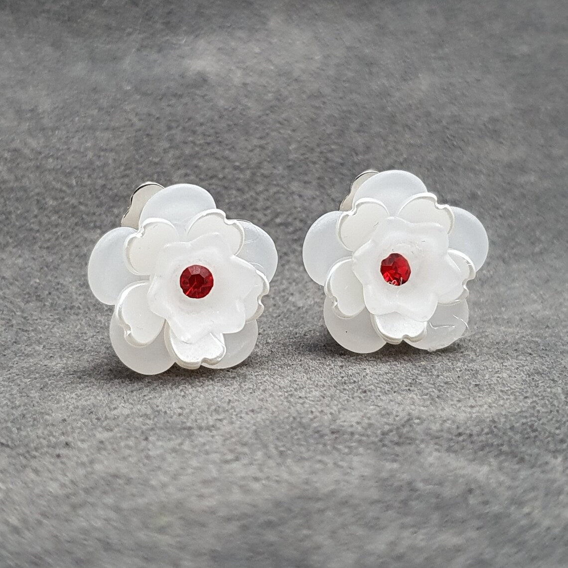 Ohrclips weiße Blume