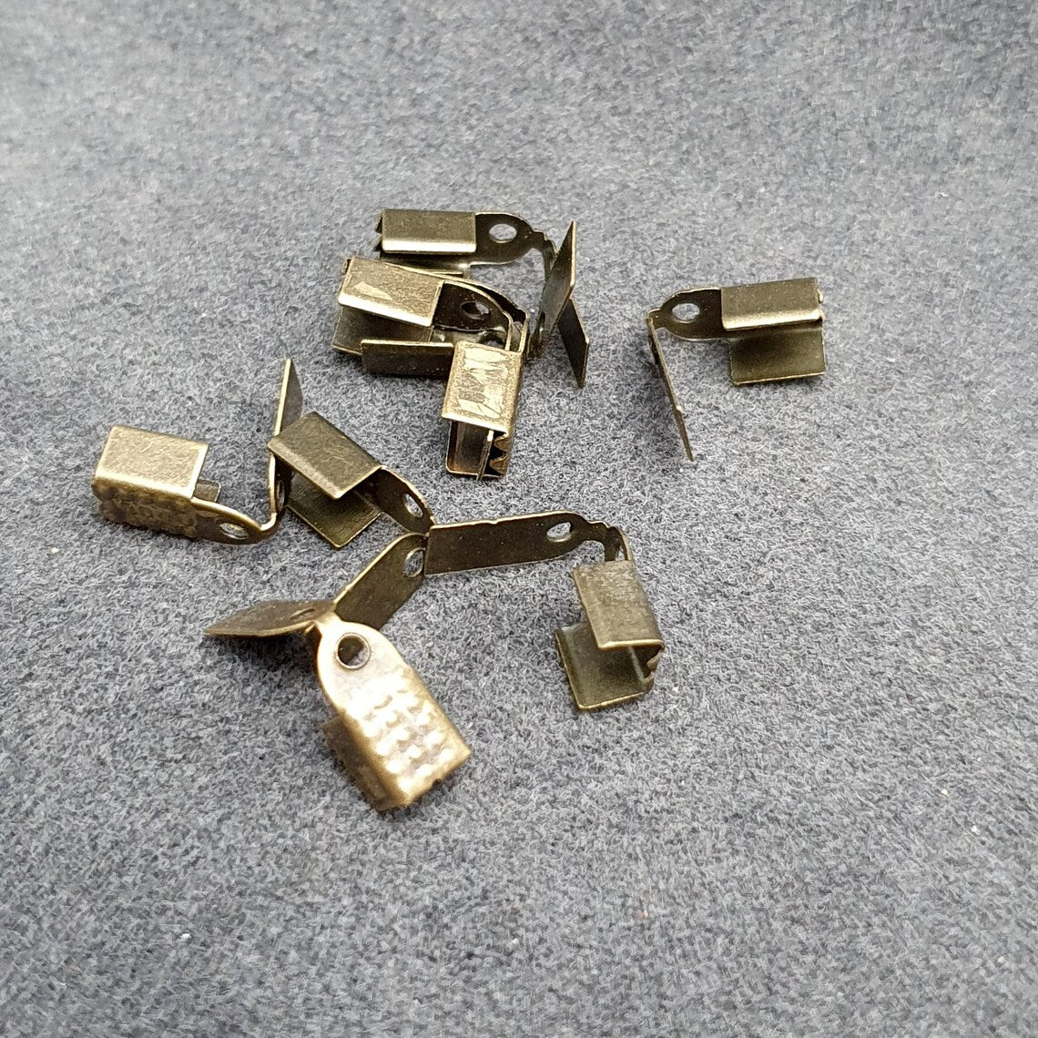 20 Bandklemmen, mit Öse, 9x5x4mm, antik bronzefarbig