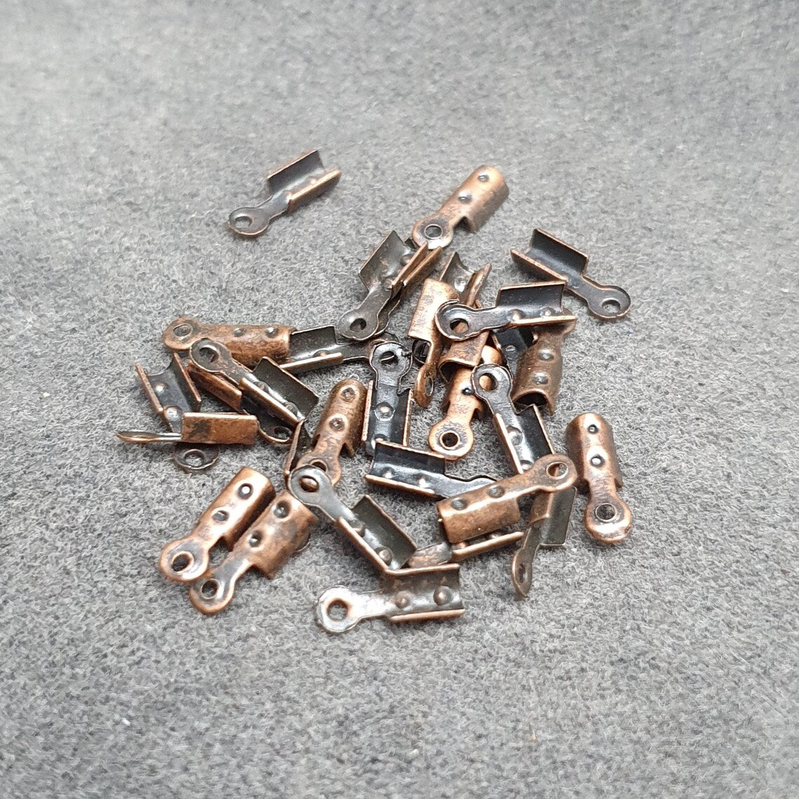 50 Bandklemmen, Endkappen, mit Öse, 8x3,7mm, antik kupferfarbig