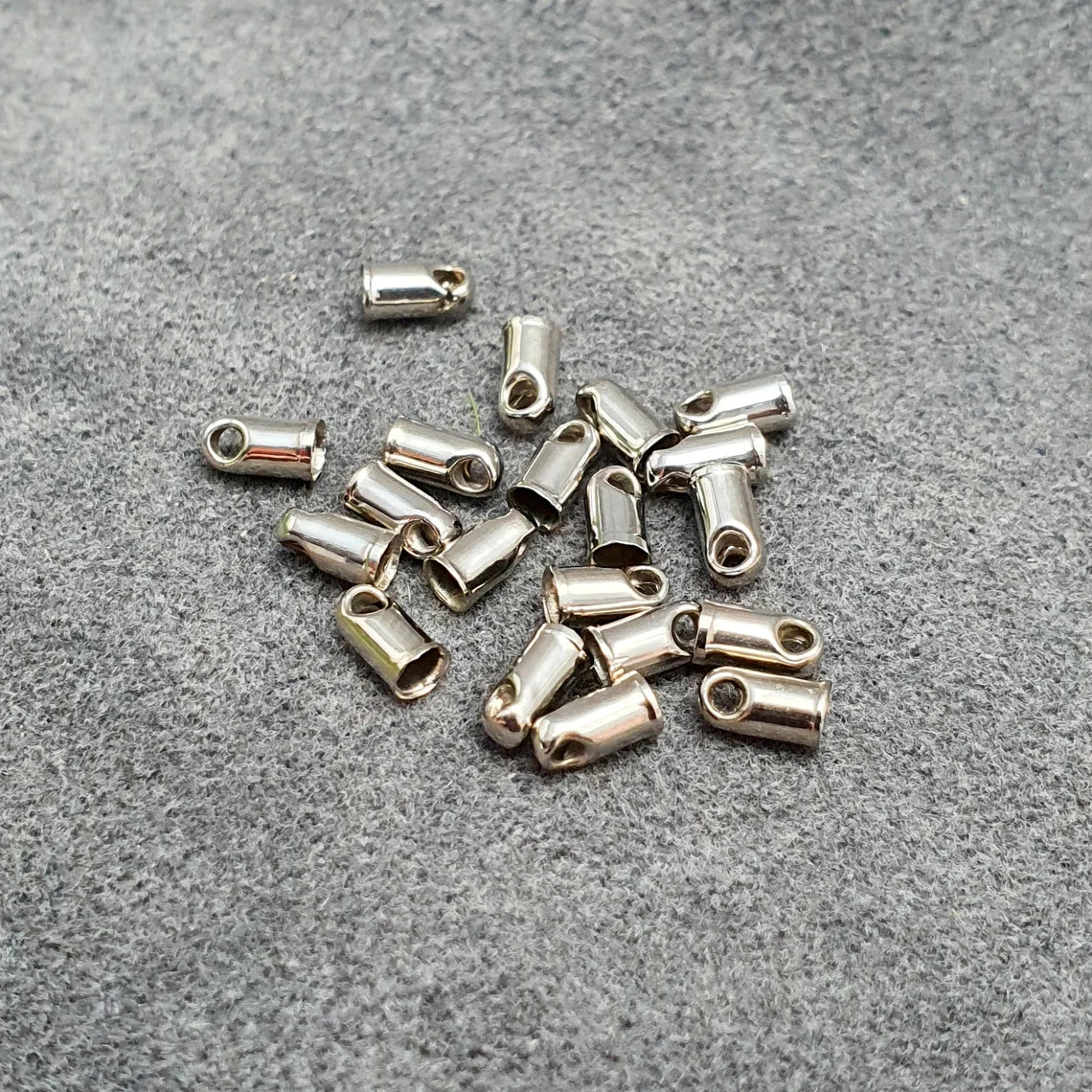 30 Lederbandhülsen Messing, Rhodiniert, 2,5mm, Schmuck basteln