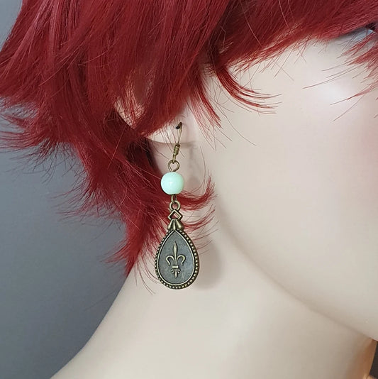 Ohrhänger Shabby-Look, franz. Lilie, hellgrüne Glasperlen, Antik Bronzefarbig