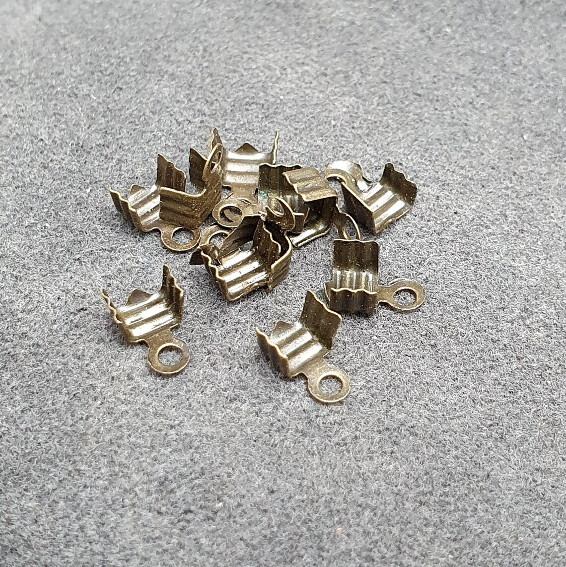 30 Bandklemmen, Endkappen, mit Öse, 4,5mm, antik bronzefarbig