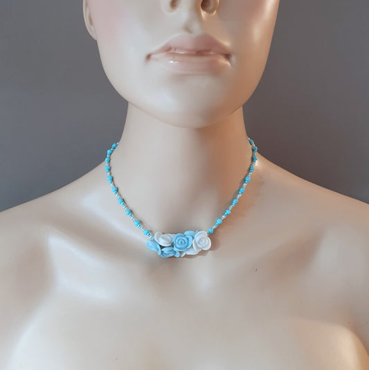 Choker in Türkisblau mit Rocailles, Delica, Rosen