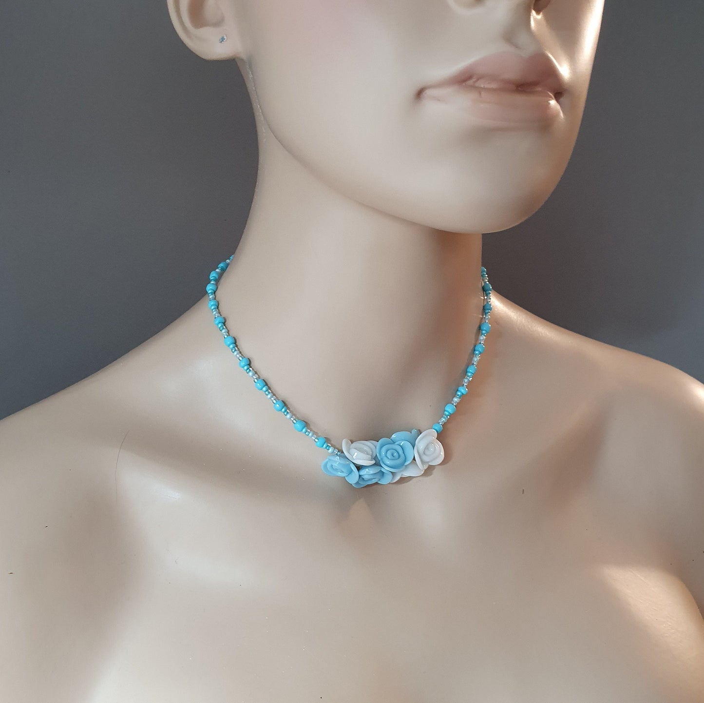 Choker in Türkisblau mit Rocailles, Delica, Rosen