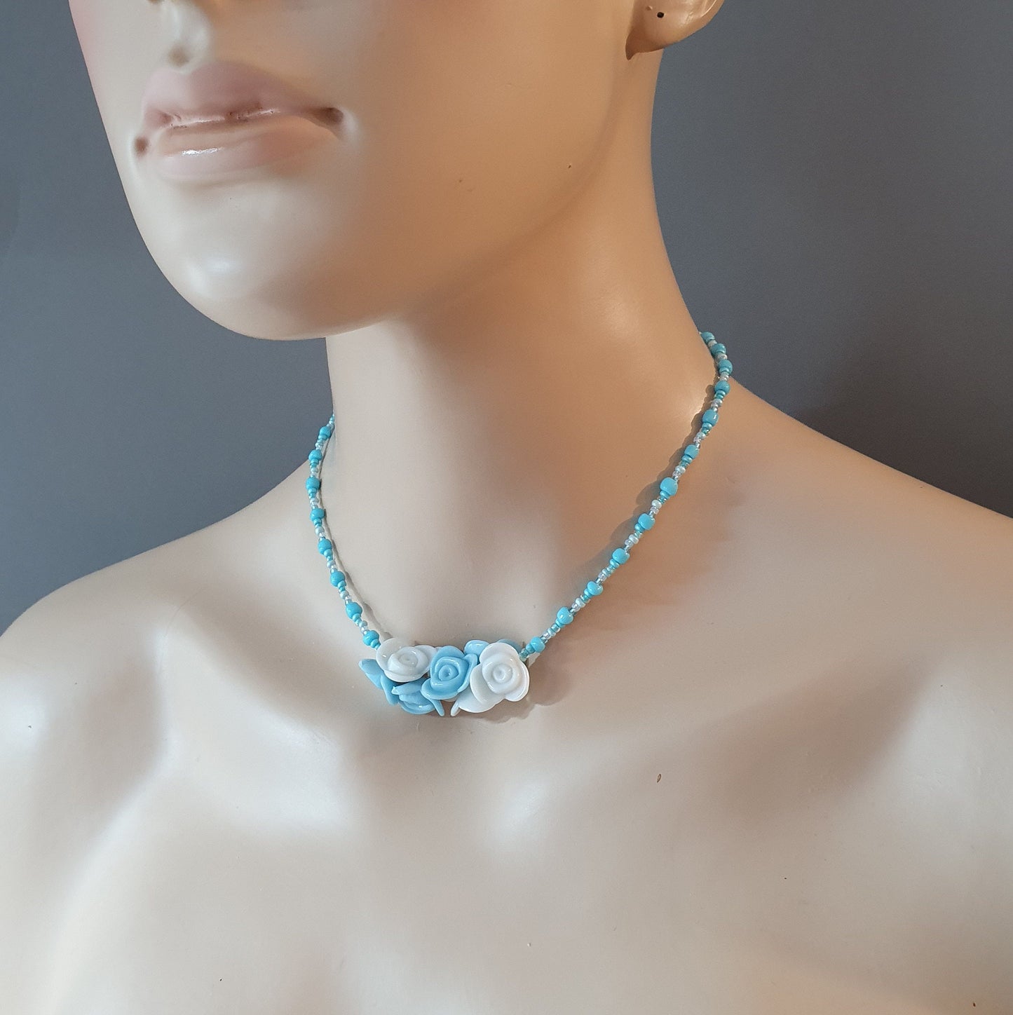 Choker in Türkisblau mit Rocailles, Delica, Rosen
