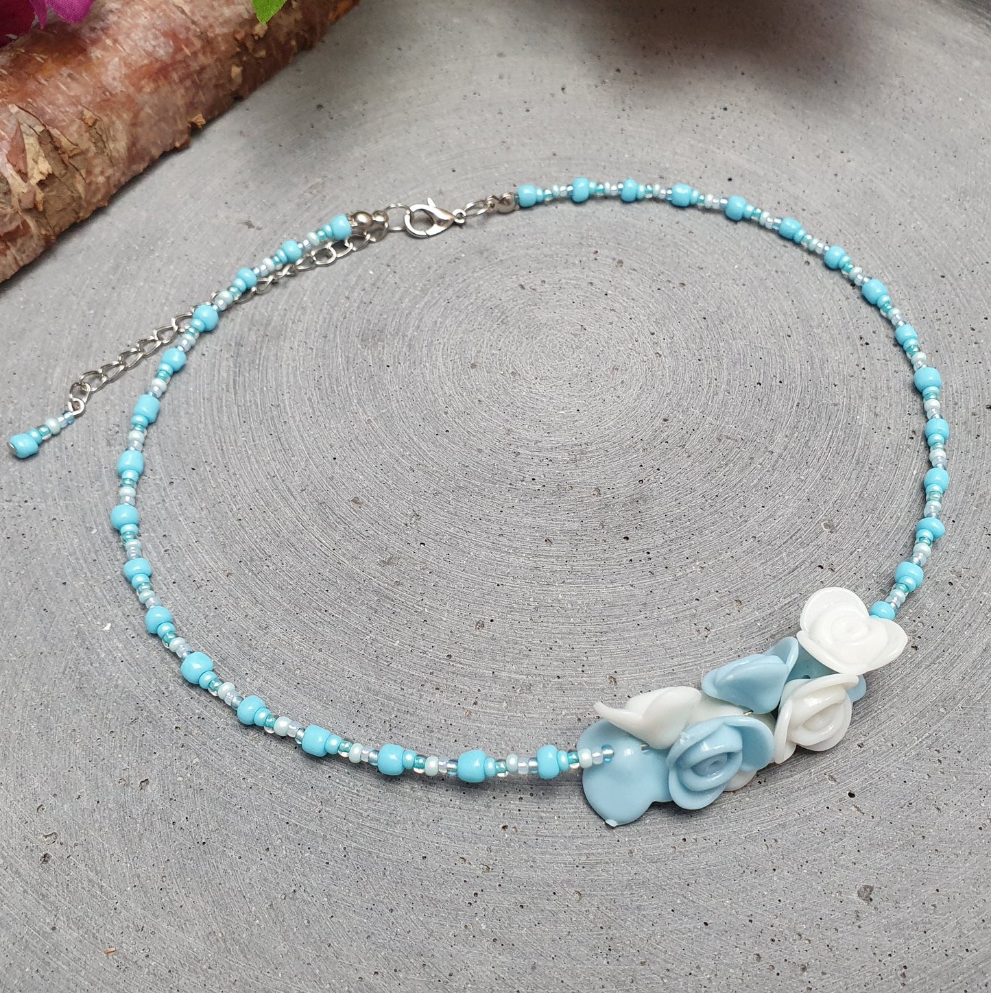 Choker in Türkisblau mit Rocailles, Delica, Rosen