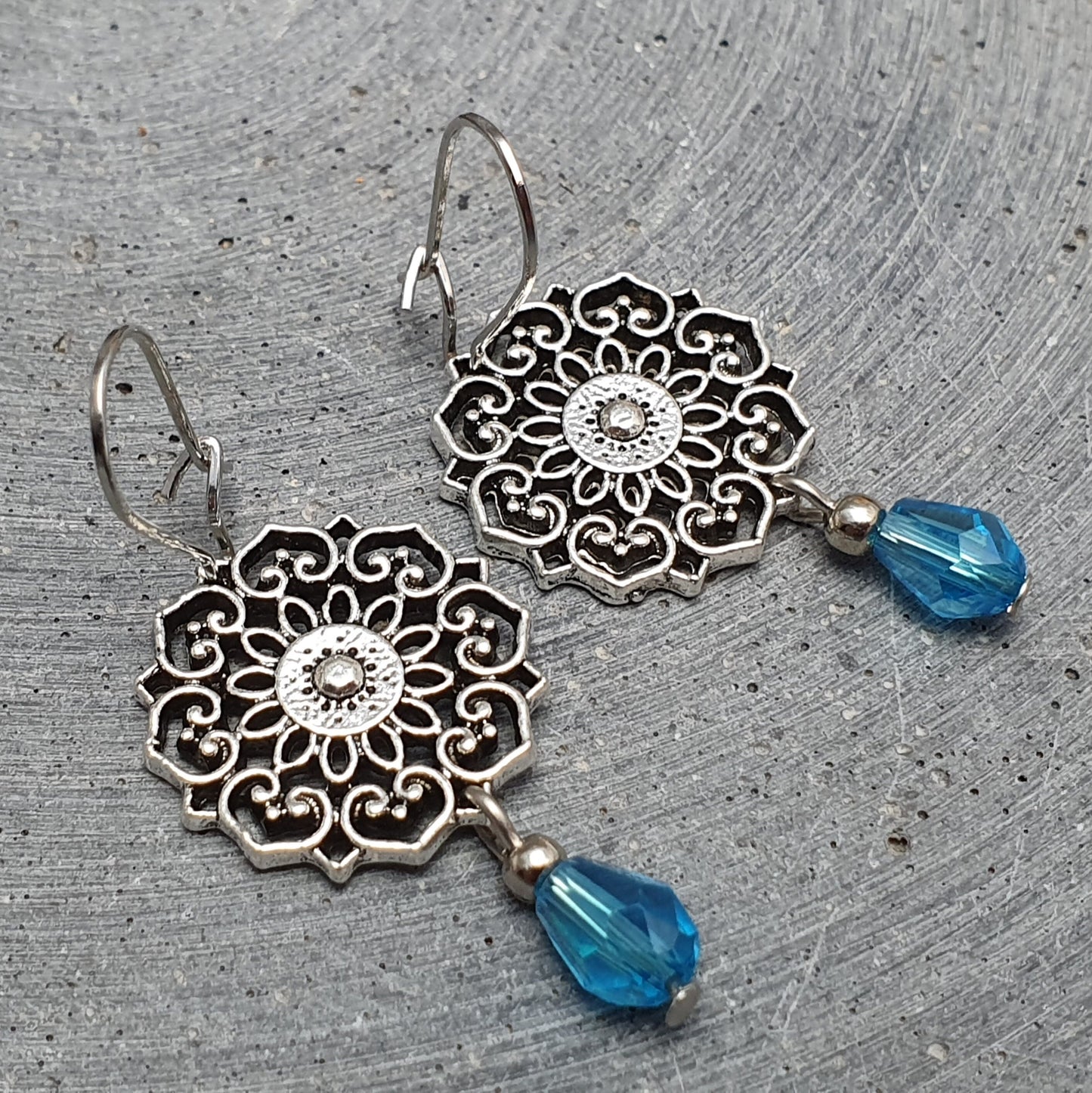 Ohrhänger, Mandala, Blauer Glastropfen, Silberfarbig