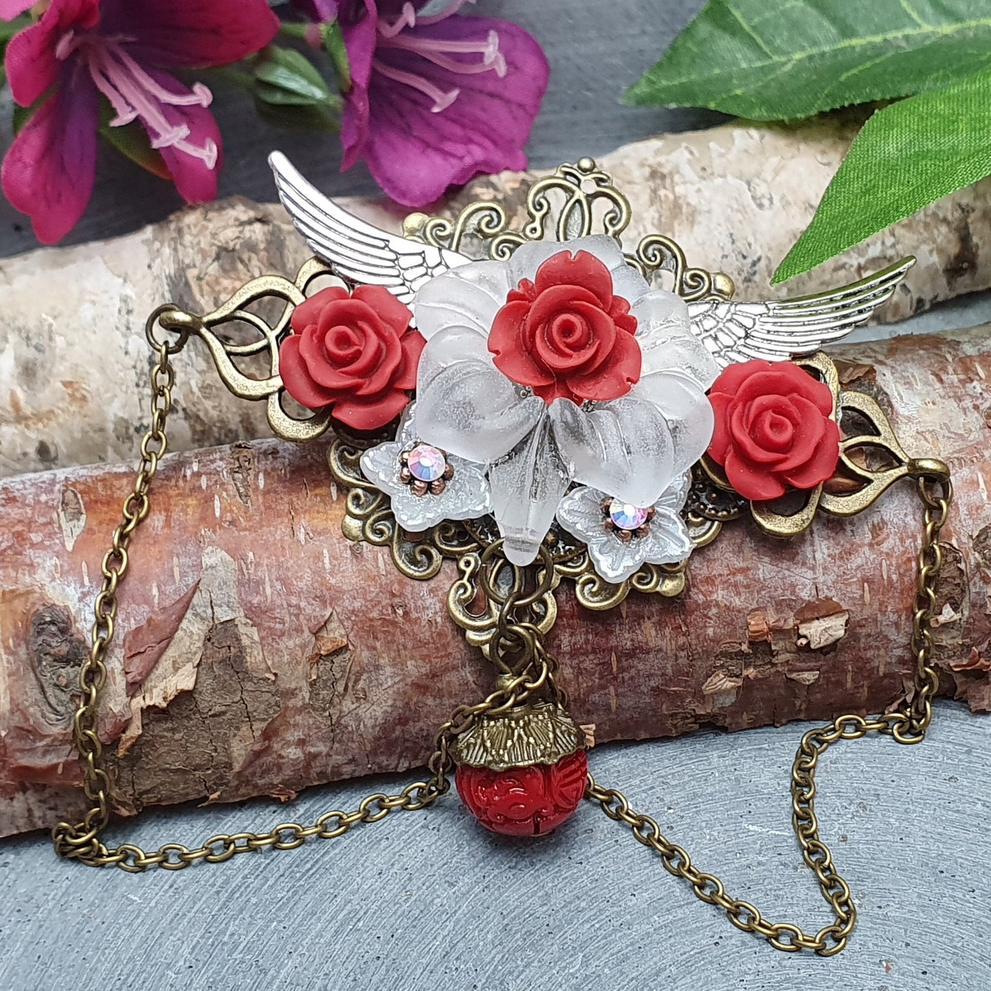 Brosche Burlesque mit Amaryllis & Rosen, Weiß, Rot, Bronze