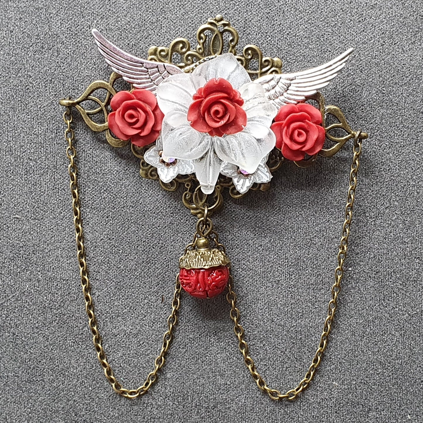 Brosche Burlesque mit Amaryllis & Rosen, Weiß, Rot, Bronze