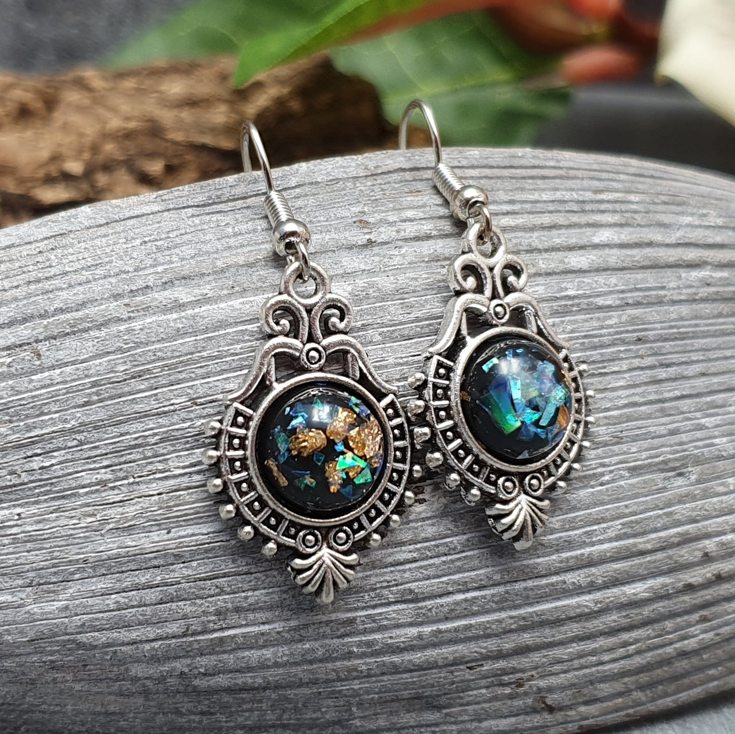 Ohrhänger im Antikdesign mit Cabochon