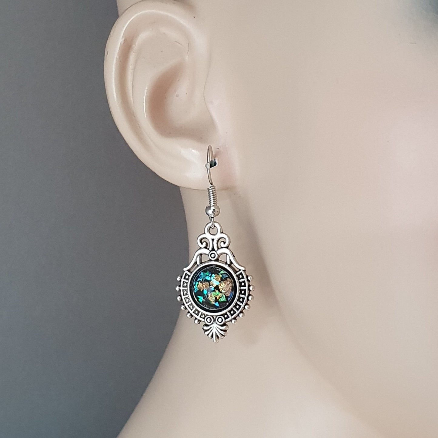 Ohrhänger im Antikdesign mit Cabochon