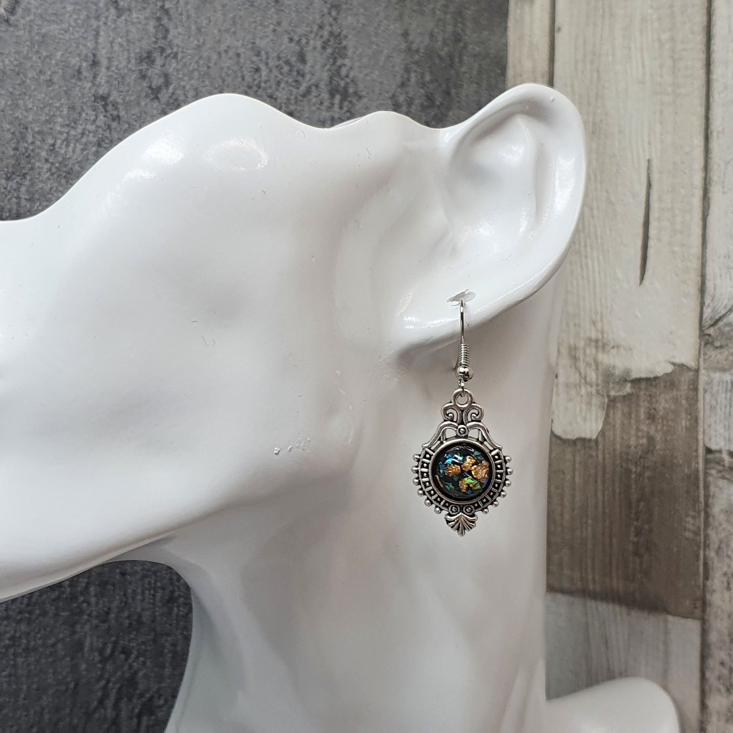 Ohrhänger im Antikdesign mit Cabochon