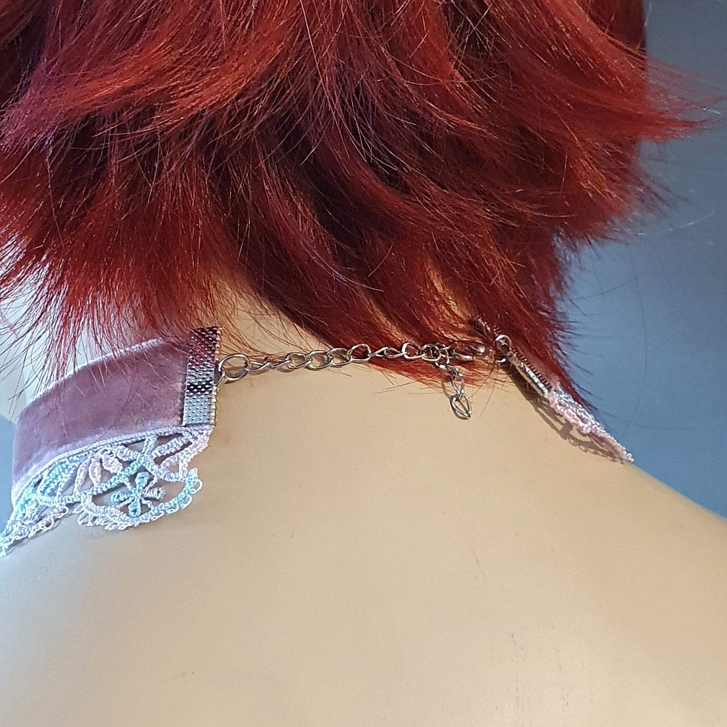 Choker aus Samt, Mauve, mit Borte & handgefertigtem Zierteil