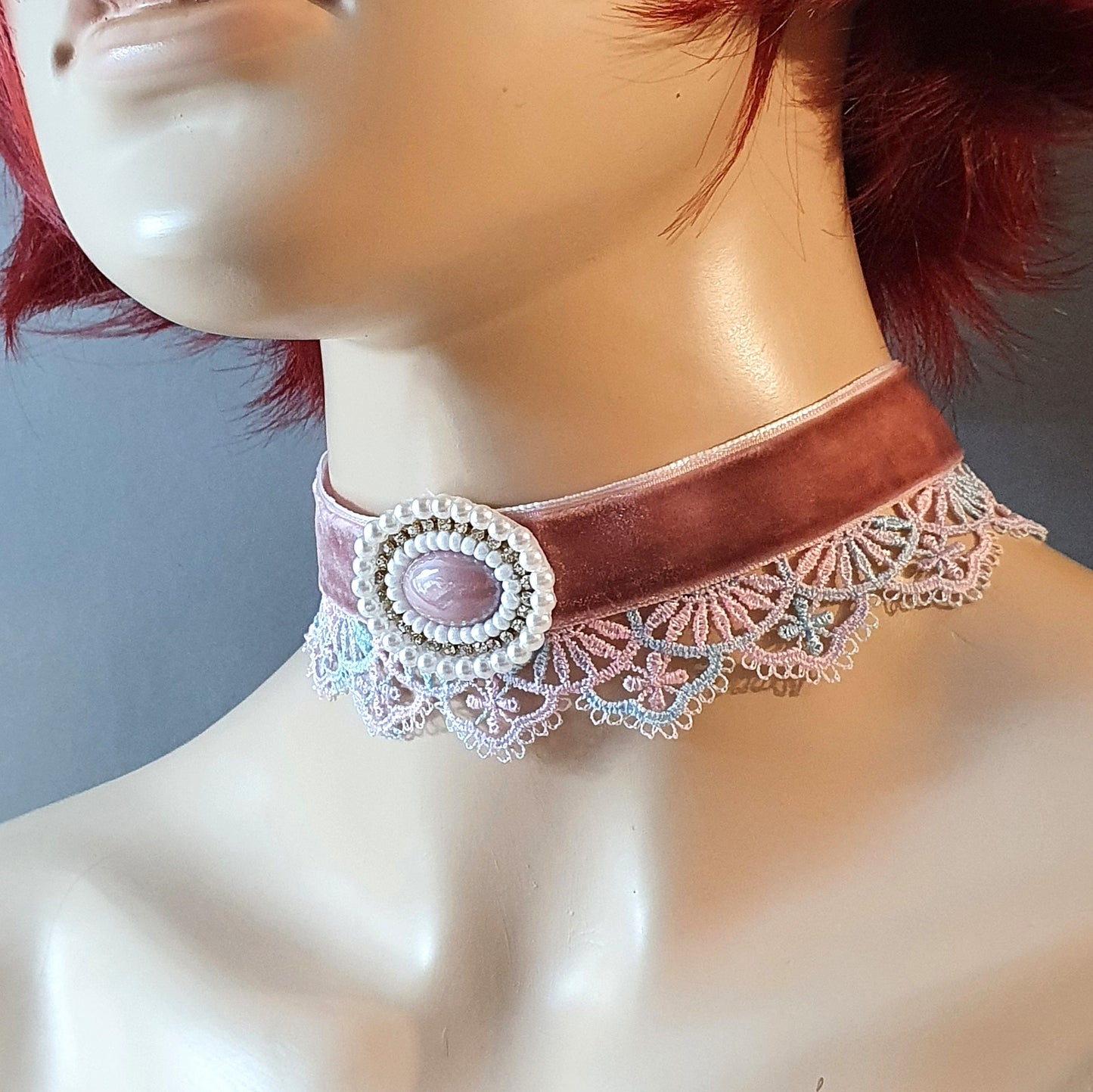Choker aus Samt, Mauve, mit Borte & handgefertigtem Zierteil