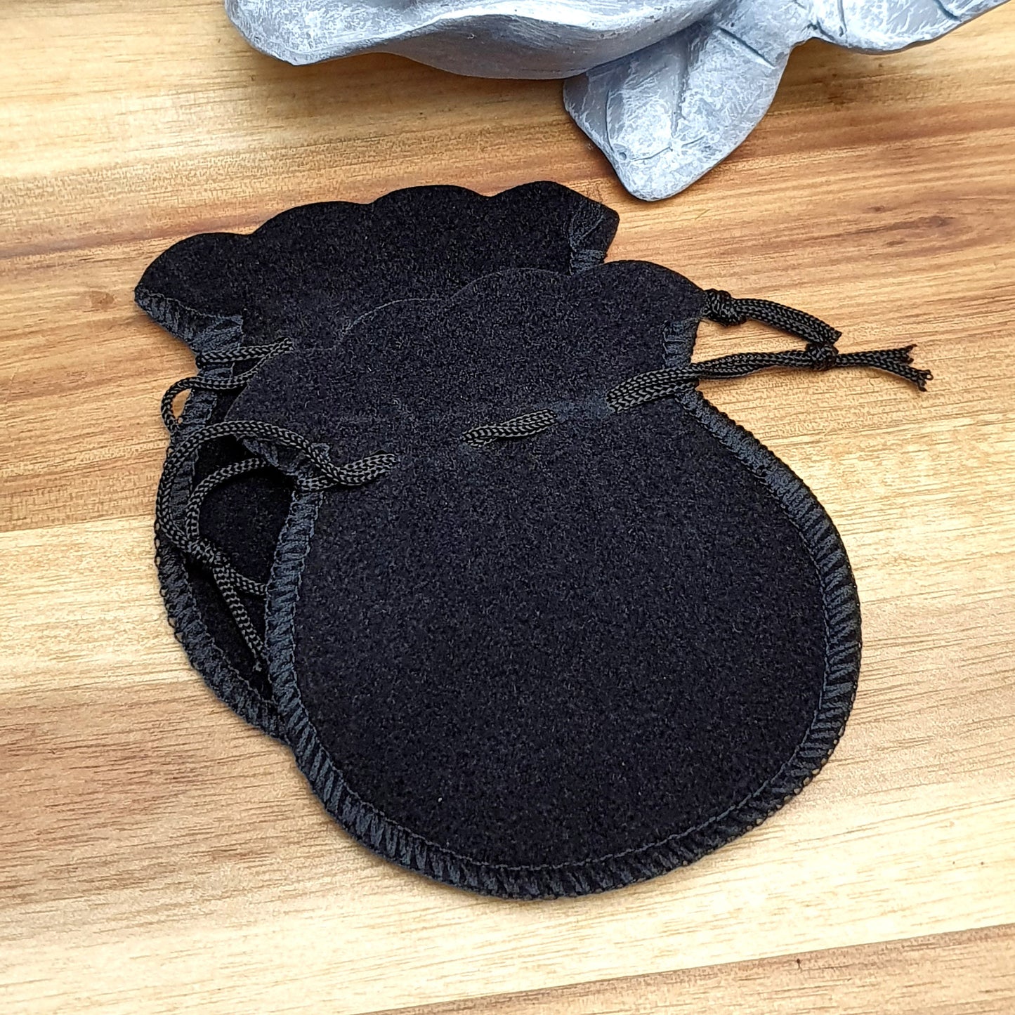 2 kleine Samtbeutel, Schwarz, mit Zugband, 7,5 x 6,5cm