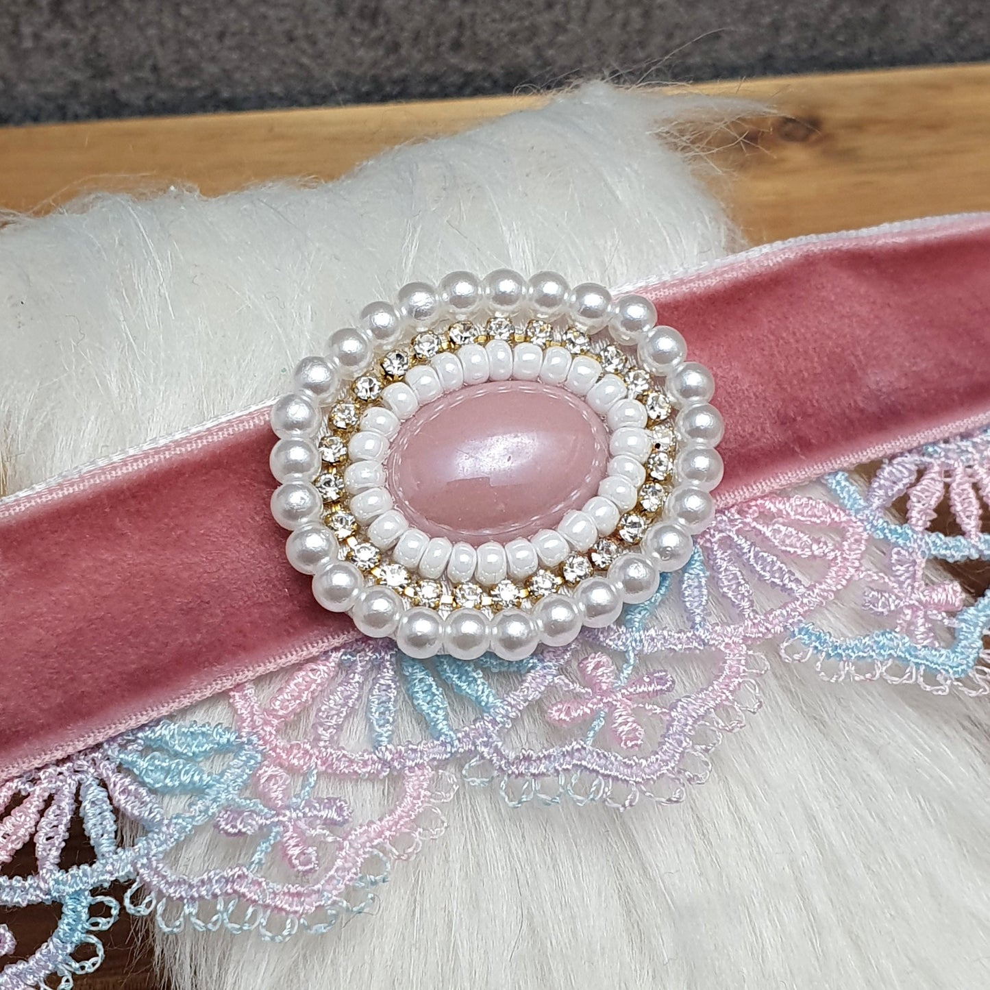 Choker aus Samt, Mauve, mit Borte & handgefertigtem Zierteil