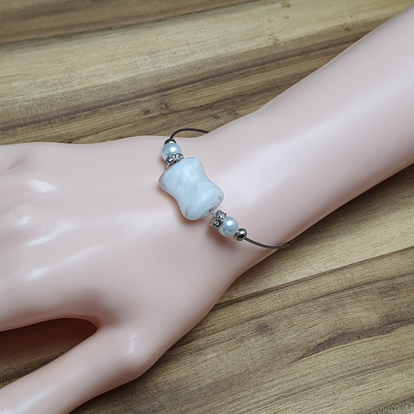 Armband mit weißer Glasperle, Kissen, Strassrondelle, Größenverstellbar
