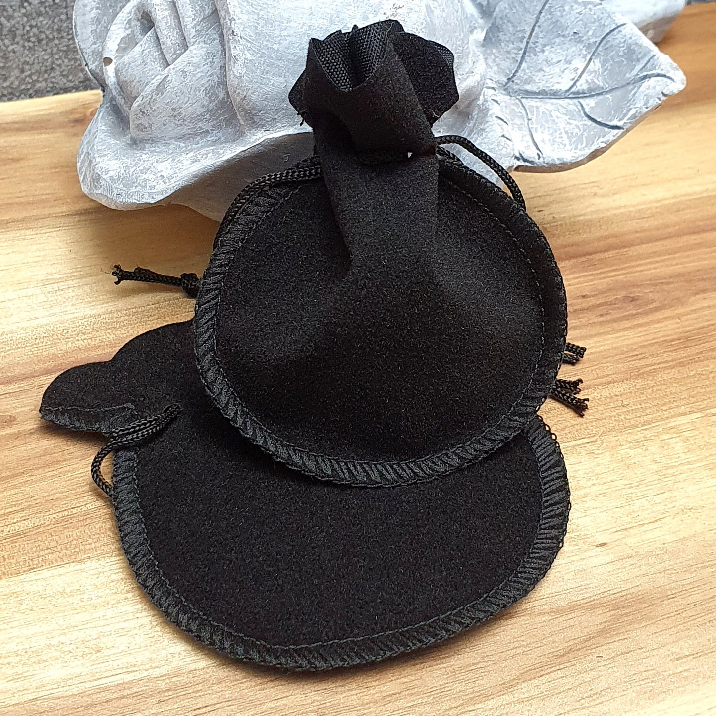2 kleine Samtbeutel, Schwarz, mit Zugband, 7,5 x 6,5cm