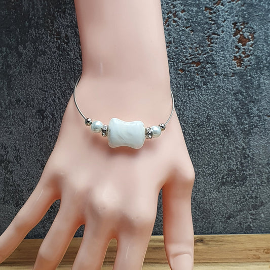 Armband mit weißer Glasperle, Kissen, Strassrondelle, Größenverstellbar