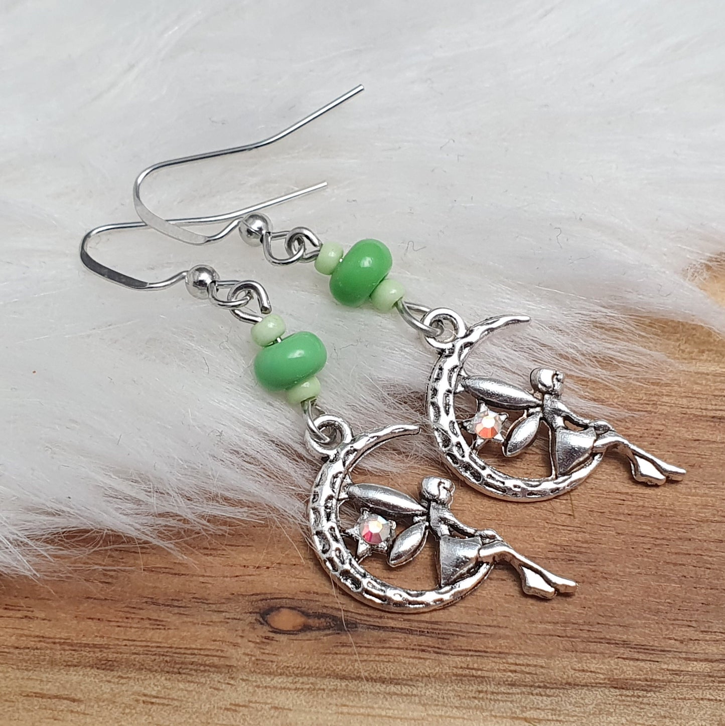 Ohrhänger, be Happy & Lucky, kleine Elfe mit Strass und grünen Glasperlen, Edelstahl