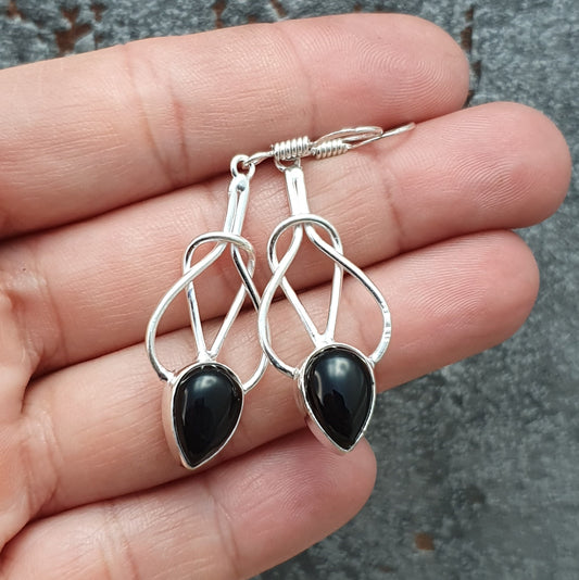 Ohrhänger im Elbendesign, versilbert mit schwarzen Schmucksteinen
