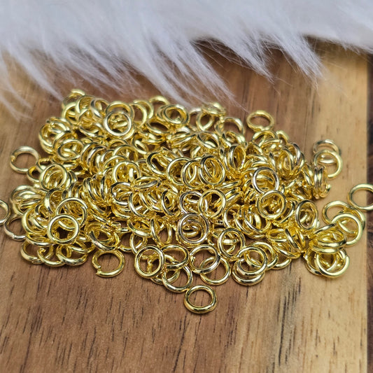 Das Bild zeigt 100 offenen Biegeringe in vergoldet mit einem Durchmesser von 4,2mm, ein unverzichtbares Zubehör für die Schmuckherstellung. Ideal um Charms und Verschlüsse zuverlässig zu befestigen.