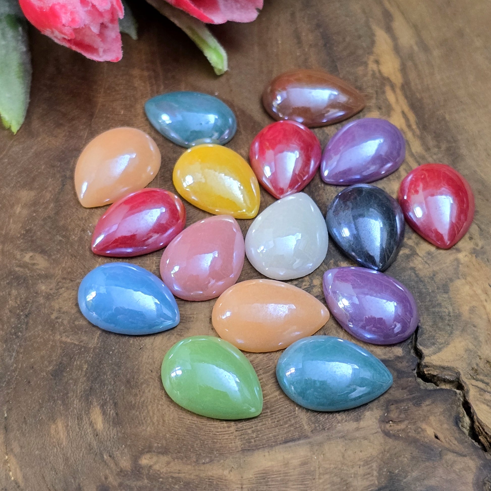 Diese Cabochons sind wie gemacht für die Schmuckherstellung. Klebe sie in passende Fassungen, um stilvolle Anhänger, elegante Ringe oder bezaubernde Ohrringe zu gestalten. Mit ihrer glänzenden, schimmernden Oberfläche verleihen sie jedem Design eine edle Note.