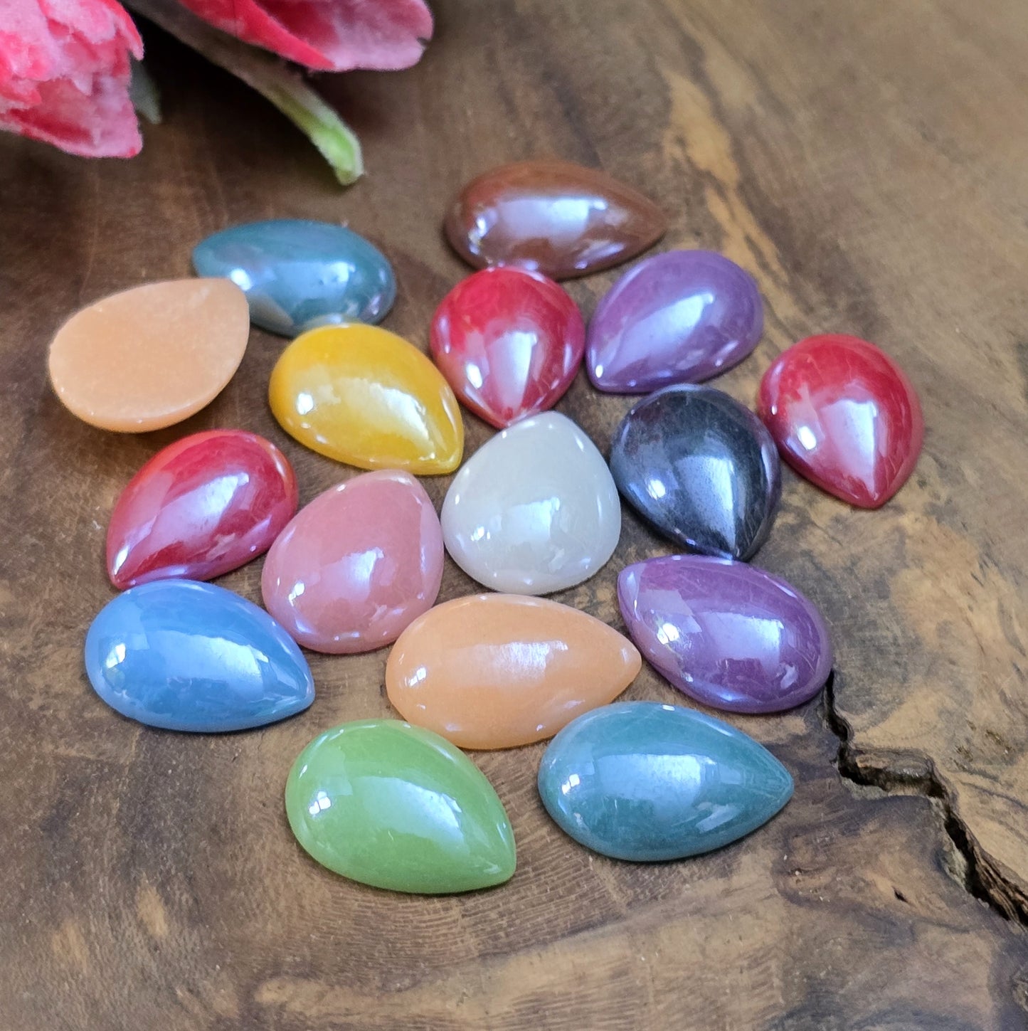 Diese Cabochons sind wie gemacht für die Schmuckherstellung. Klebe sie in passende Fassungen, um stilvolle Anhänger, elegante Ringe oder bezaubernde Ohrringe zu gestalten. Mit ihrer glänzenden, schimmernden Oberfläche verleihen sie jedem Design eine edle Note.