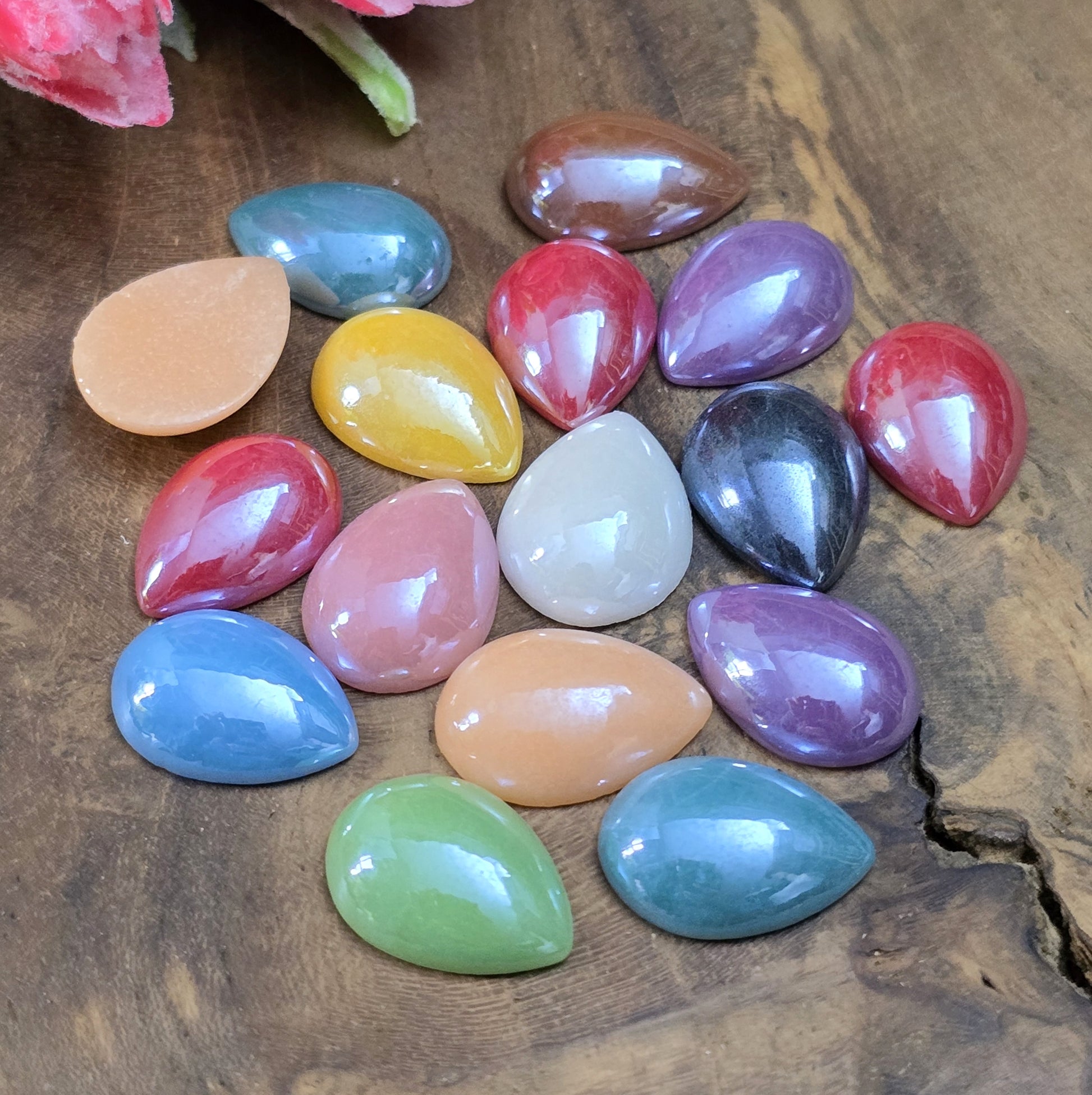 Diese Cabochons sind wie gemacht für die Schmuckherstellung. Klebe sie in passende Fassungen, um stilvolle Anhänger, elegante Ringe oder bezaubernde Ohrringe zu gestalten. Mit ihrer glänzenden, schimmernden Oberfläche verleihen sie jedem Design eine edle Note.