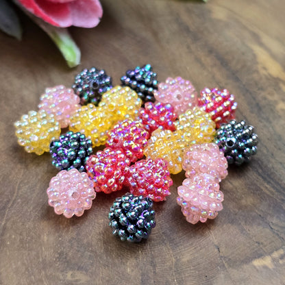 Dieses Set enthält 30 bezaubernde Berry Beads in einem bunten Farbmix. Die Perlen haben einen Durchmesser von 10 mm, sind transparente und haben eine irisierende Oberfläche. Sie sehen aus wie kleine Beeren. Die irisierende Beschichtung sorgt für etwas Glamour bei jeder Bewegung. Dank des&nbsp;praktischen Lochs lassen sie sich einfach auffädeln und sind ideal für vielseitige kreative Projekte.