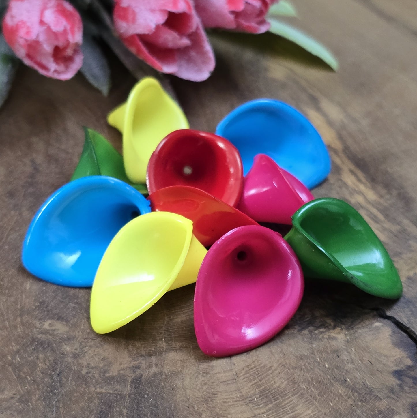 20 Blumenperlen im knallbunten Farbmix, jede mit einem Durchmesser von 2,5 cm. Die Perlen sind glänzend opak in satten Farben. Mit dem praktischen Loch zum Auffädeln sind sie ideal für eine Vielzahl kreativer Projekte. Bitte beachte, dass es sich hierbei um Perlen aus II Wahl handelt.