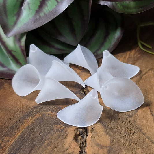 10 Calla-Blumenperlen in weiß gefrostetem Acryl – ideal für DIY-Schmuck, Deko & Hochzeitsdesigns. Federleicht, vielseitig und romantisch-elegant.