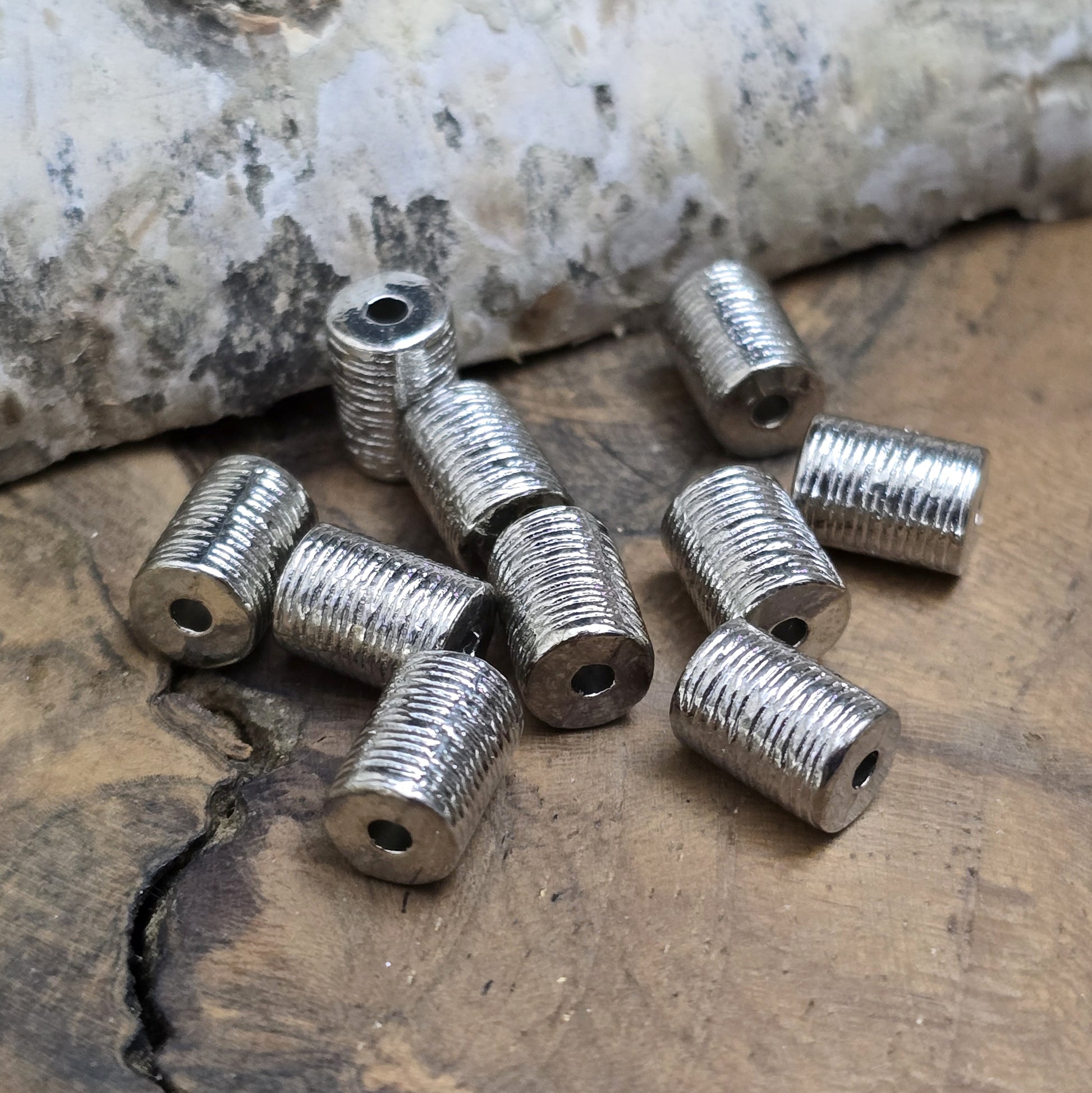 Diese kleinen, länglich-runden Metallperlen mit antikem Finish verleihen deinen Schmuckprojekten eine elegante und vielseitige Note. Perfekt geeignet als Abstandhalter oder dezente Akzente, sorgen sie für das gewisse Etwas in deinen Kreationen.
