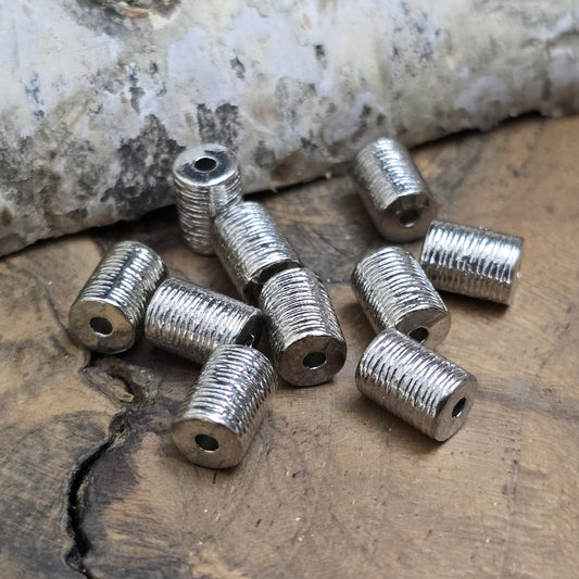 Diese kleinen, länglich-runden Metallperlen mit antikem Finish verleihen deinen Schmuckprojekten eine elegante und vielseitige Note. Perfekt geeignet als Abstandhalter oder dezente Akzente, sorgen sie für das gewisse Etwas in deinen Kreationen.