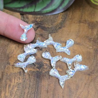 10 Mini-Flossen mit weißem Glitzer – Mermaid-Cabochons zum Kleben für Schmuck, Deko, Scrapbooking & kreative DIY-Projekte. Flatbacks mit flacher Rückseite – sofort einsatzbereit!