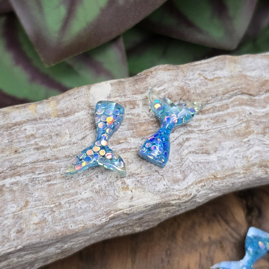 10 Mini-Meerjungfrauenflossen in Aquablau mit Glitzer – ideal zum Kleben für Schmuck, Deko, Scrapbooking & DIY. Flatbacks mit flachem Rücken – sofort einsatzbereit!