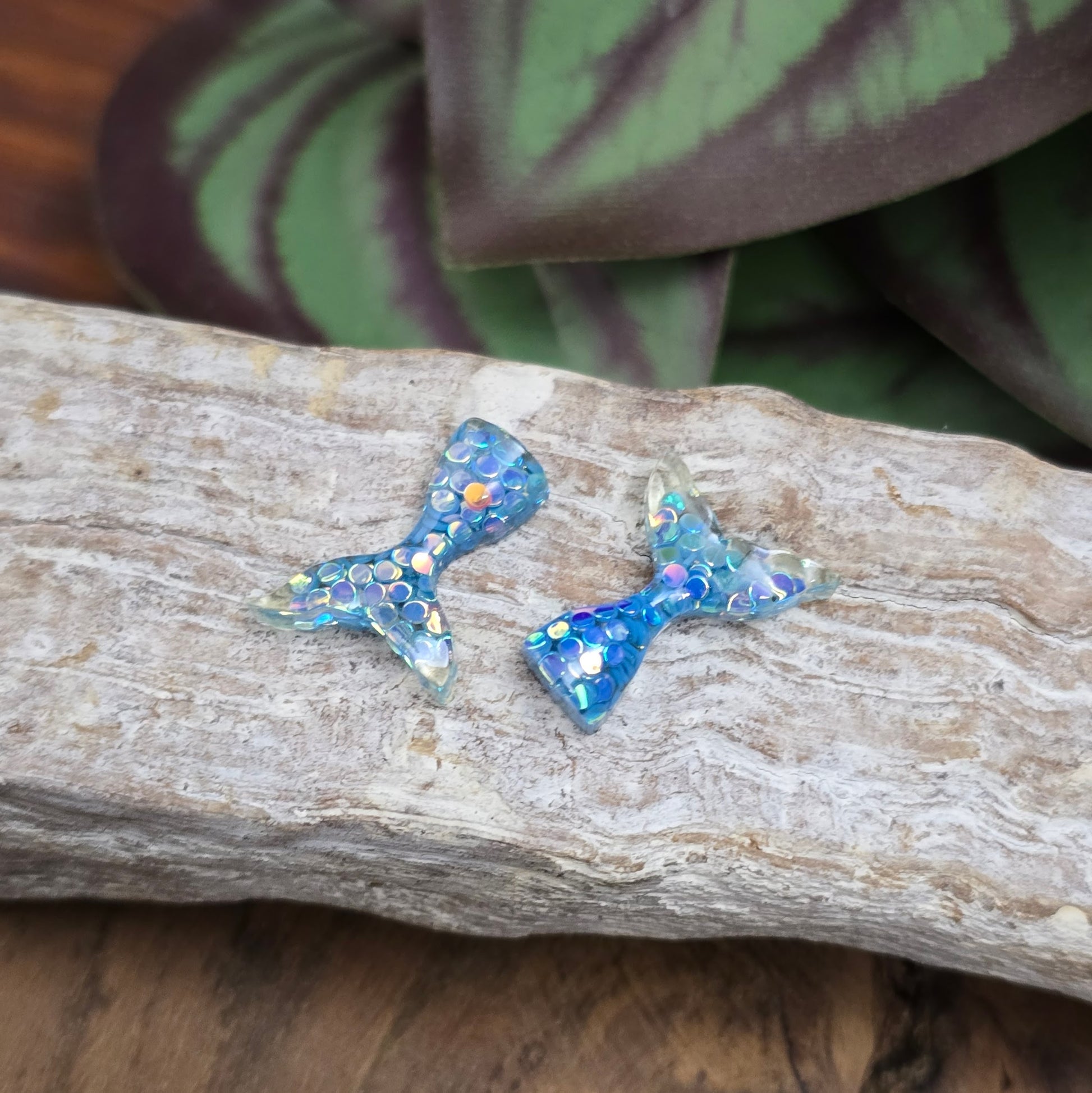 10 Mini-Meerjungfrauenflossen in Aquablau mit Glitzer – ideal zum Kleben für Schmuck, Deko, Scrapbooking & DIY. Flatbacks mit flachem Rücken – sofort einsatzbereit!