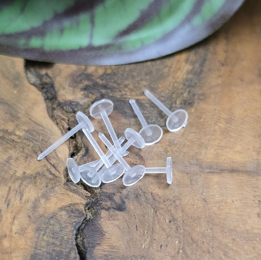 10 transparente, allergiefreie Ohrstecker aus Kunststoff mit 5 mm Klebefläche – ideal für DIY-Schmuck & kreative Ohrstecker-Projekte.
