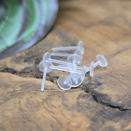 10 transparente, allergiefreie Ohrstecker aus Kunststoff mit 5 mm Klebefläche – ideal für DIY-Schmuck & kreative Ohrstecker-Projekte.